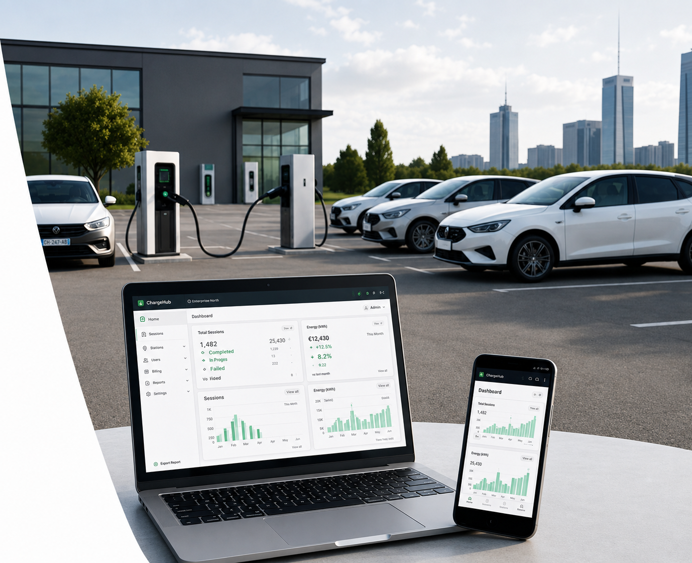 Flotte de véhicules électriques en charge devant un bâtiment d’entreprise, avec le tableau de bord de supervision affiché sur ordinateur portable et sur mobile
